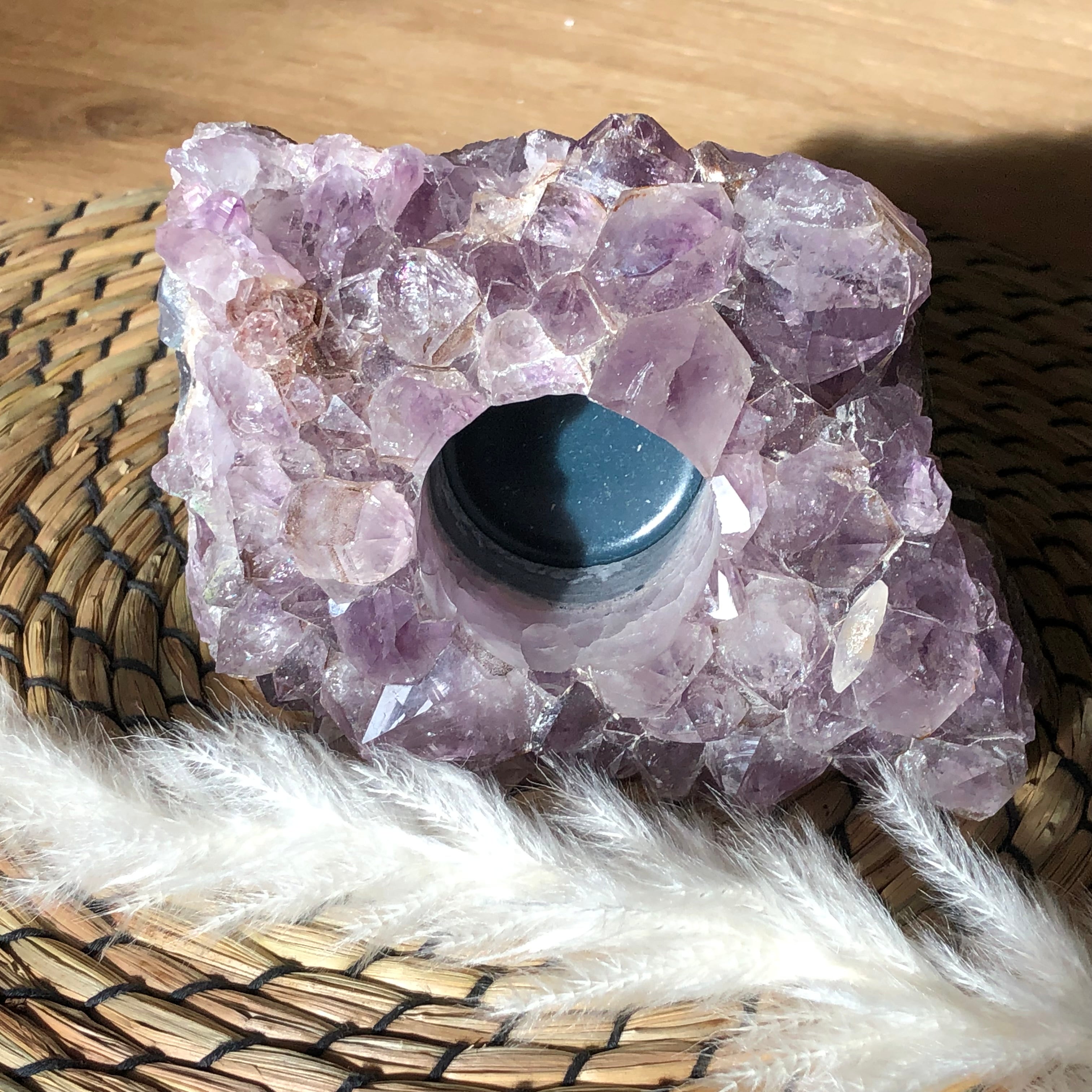 Amethyst Teelichthalter mit Clacitformation und Regenbögen