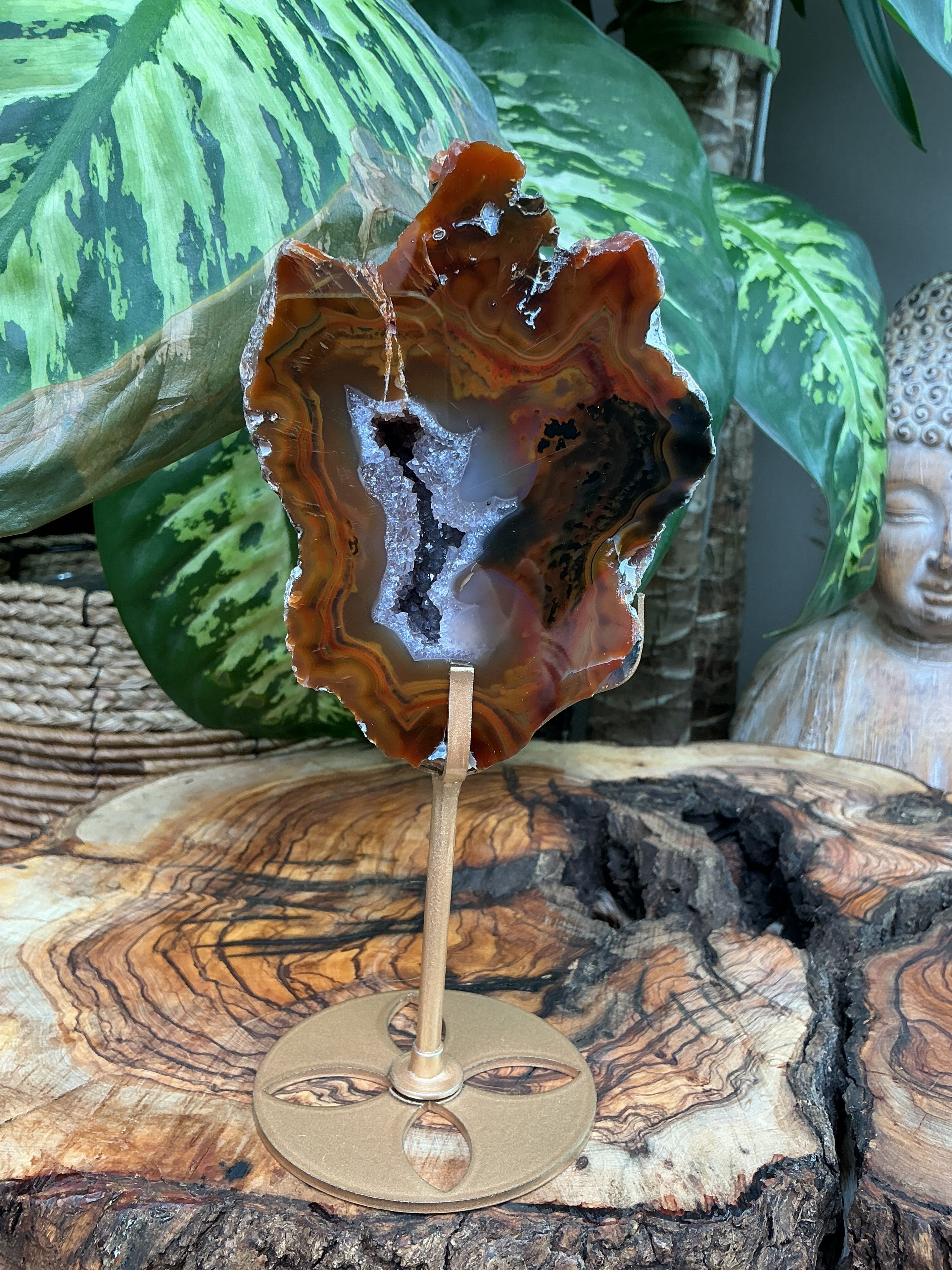 Achat Freiform mit Amethyst Druse auf Stand