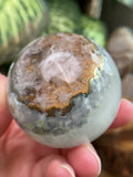 Fluorit mit Pyrit und golden Healer Kugel
