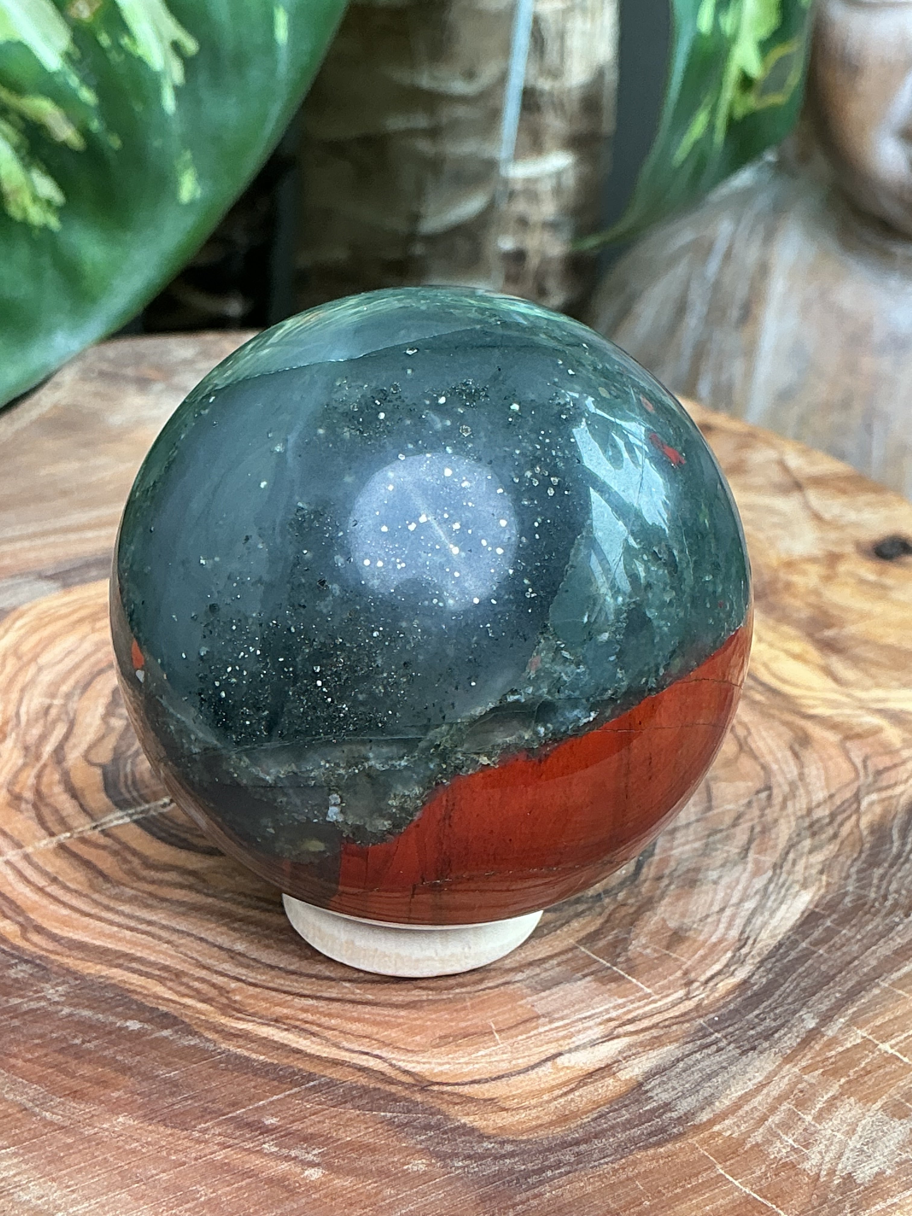 Drachenblutjaspis mit Pyrit