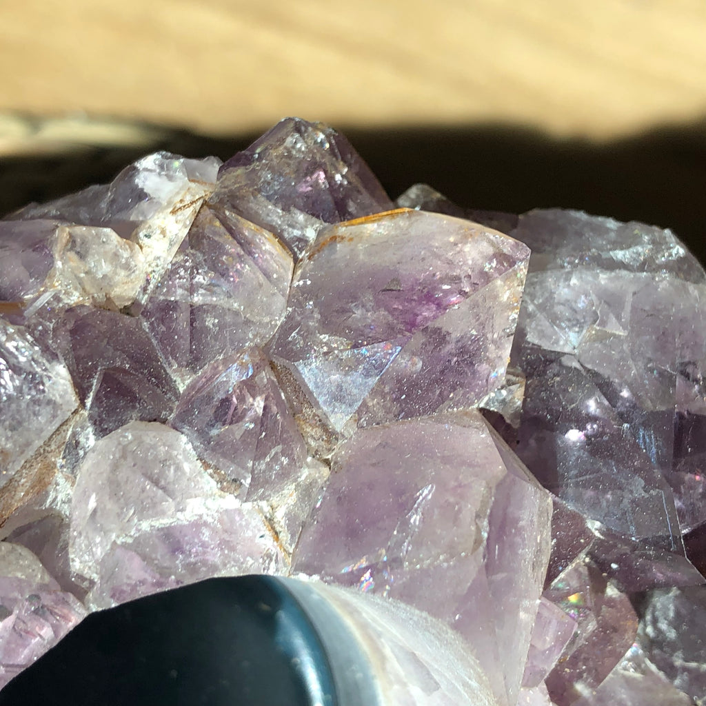 Amethyst Teelichthalter mit Clacitformation und Regenbögen