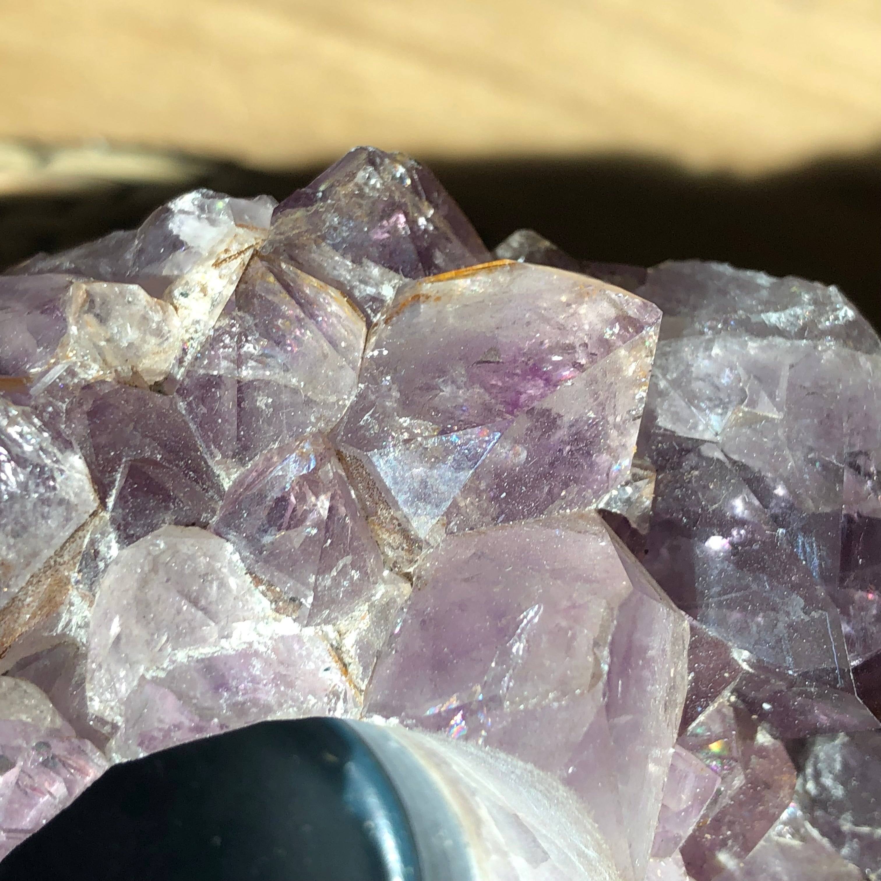 Amethyst Teelichthalter mit Clacitformation und Regenbögen