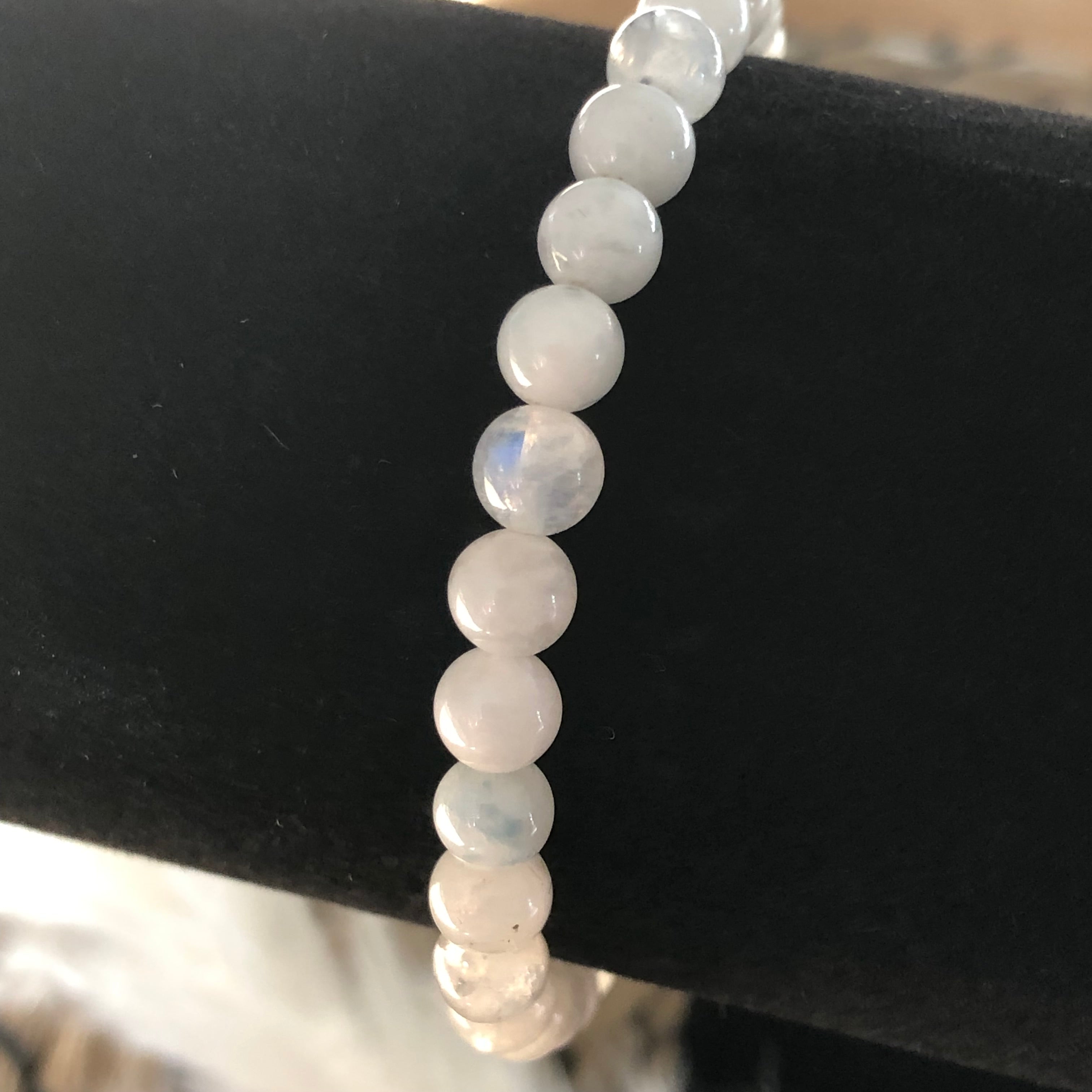Regenbogen Mondstein Armband mit blauem Flash