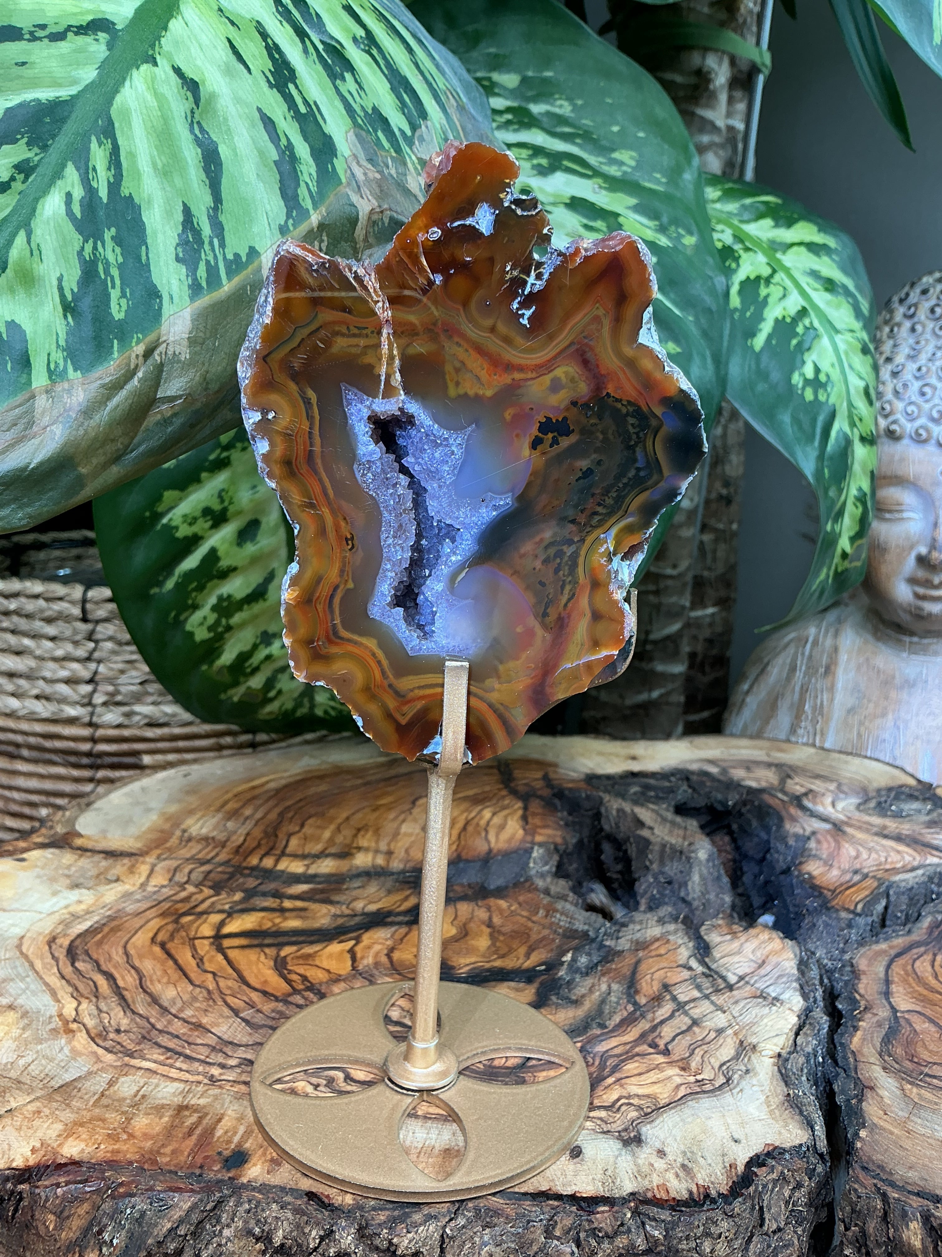 Achat Freiform mit Amethyst Druse auf Stand