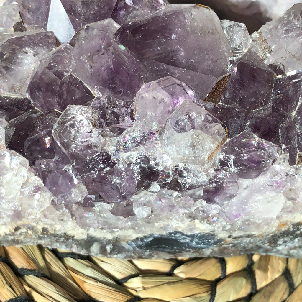 Amethyst Teelichthalter mit Clacitformation und Regenbögen