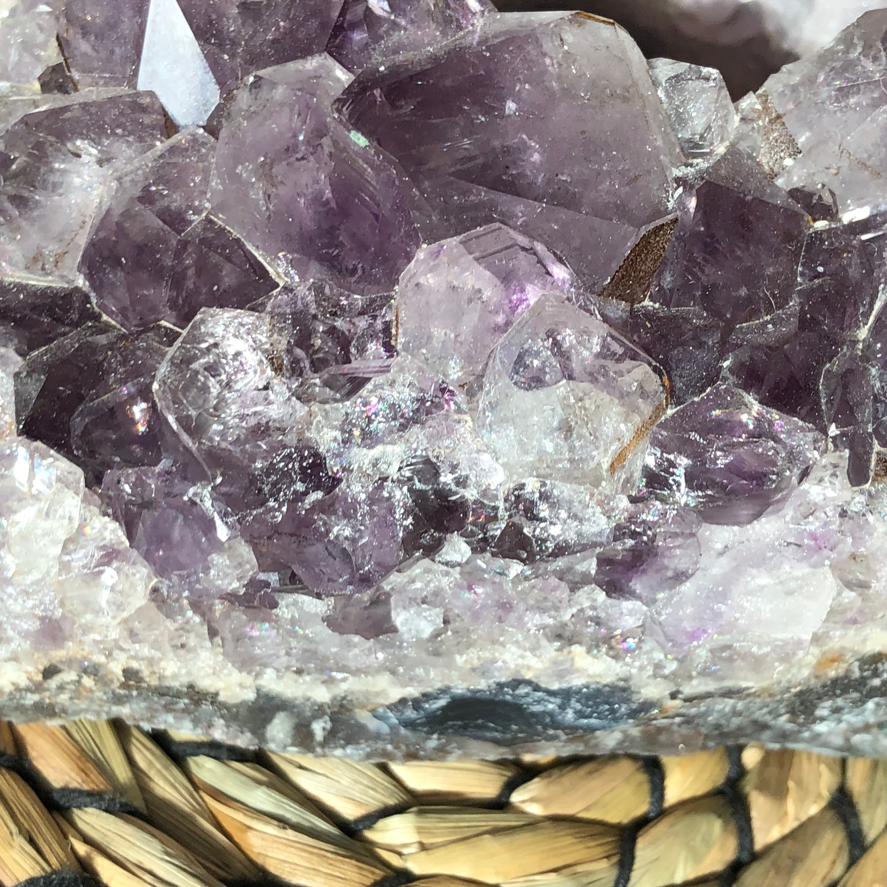 Amethyst Teelichthalter mit Clacitformation und Regenbögen