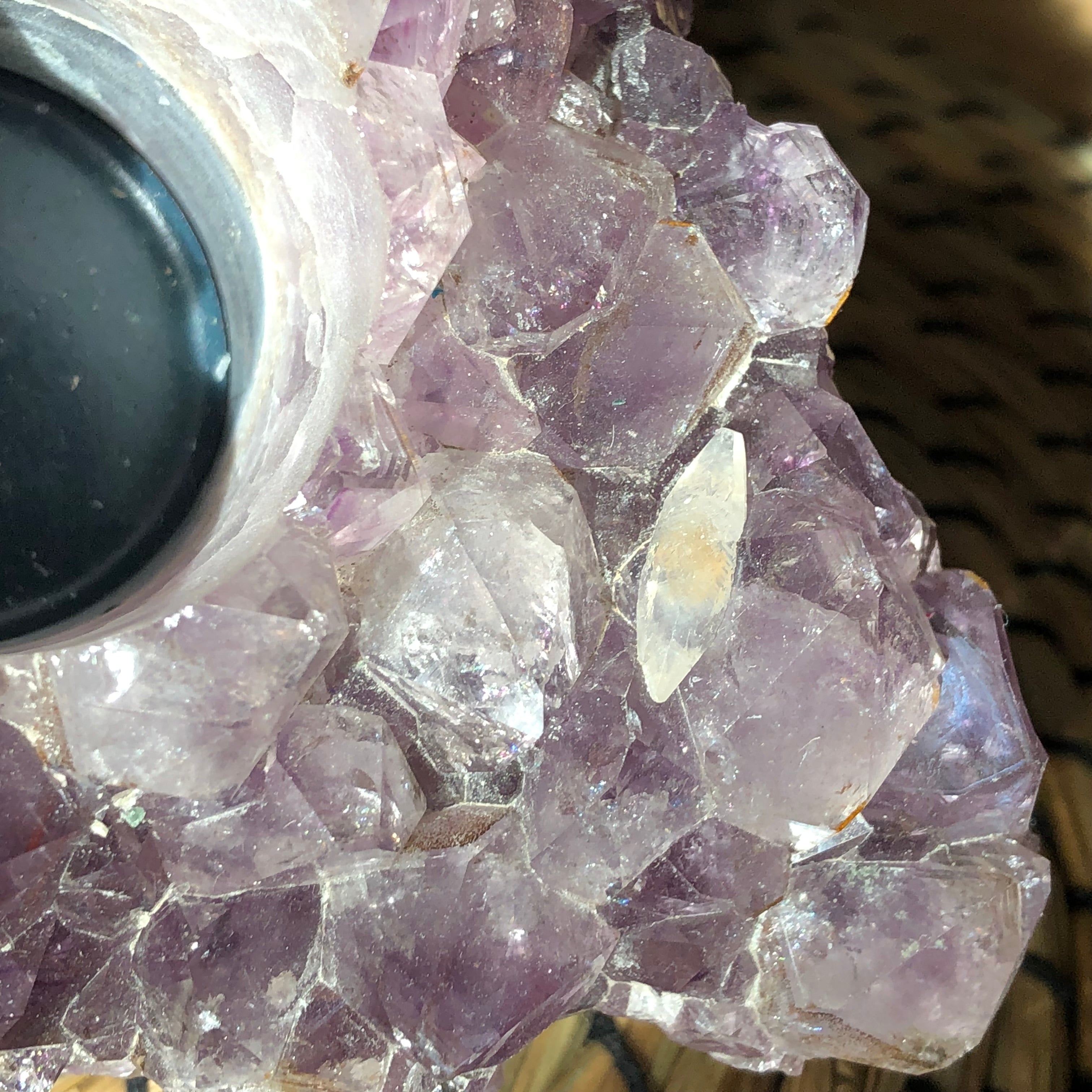 Amethyst Teelichthalter mit Clacitformation und Regenbögen