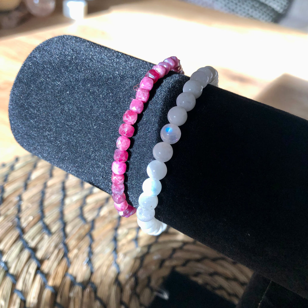 Regenbogen Mondstein Armband mit blauem Flash