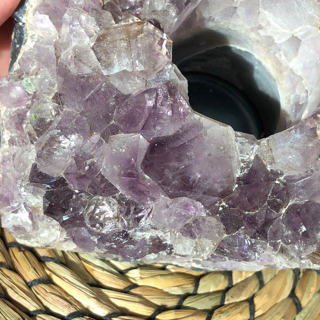 Amethyst Teelichthalter mit Clacitformation und Regenbögen