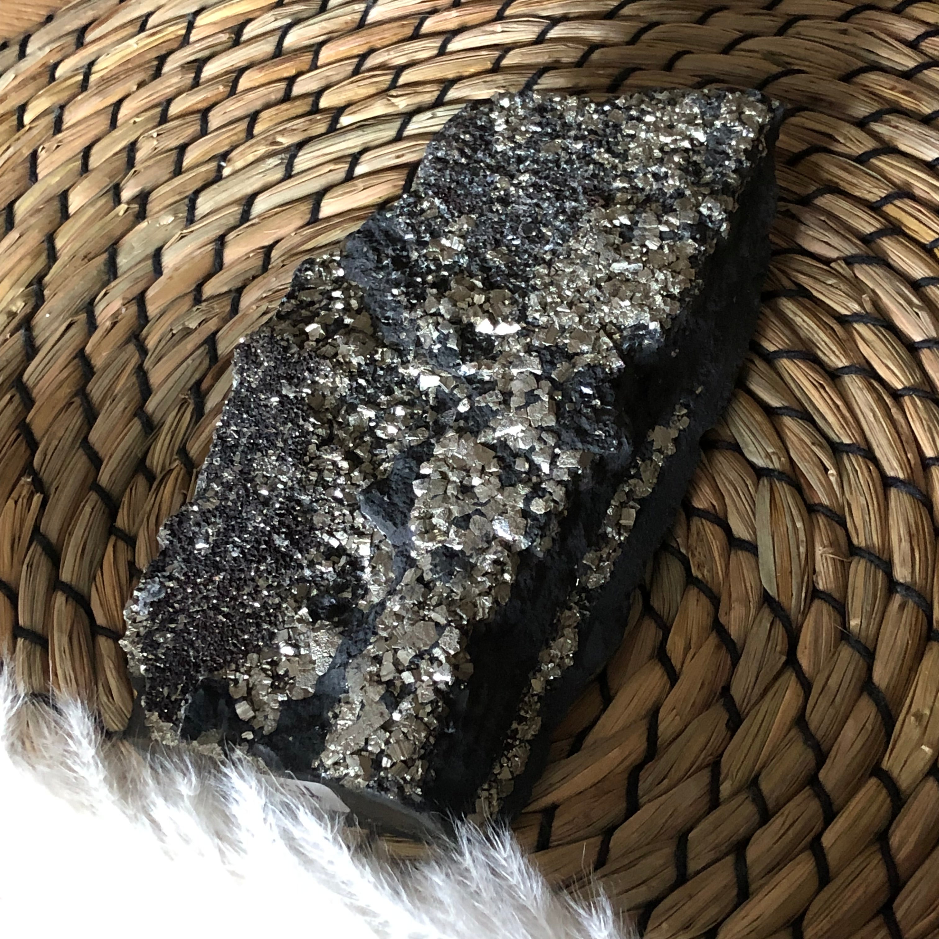 Schungit mit Pyrit freistehend (groß)