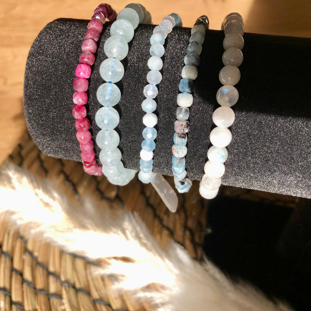 Regenbogen Mondstein Armband mit blauem Flash