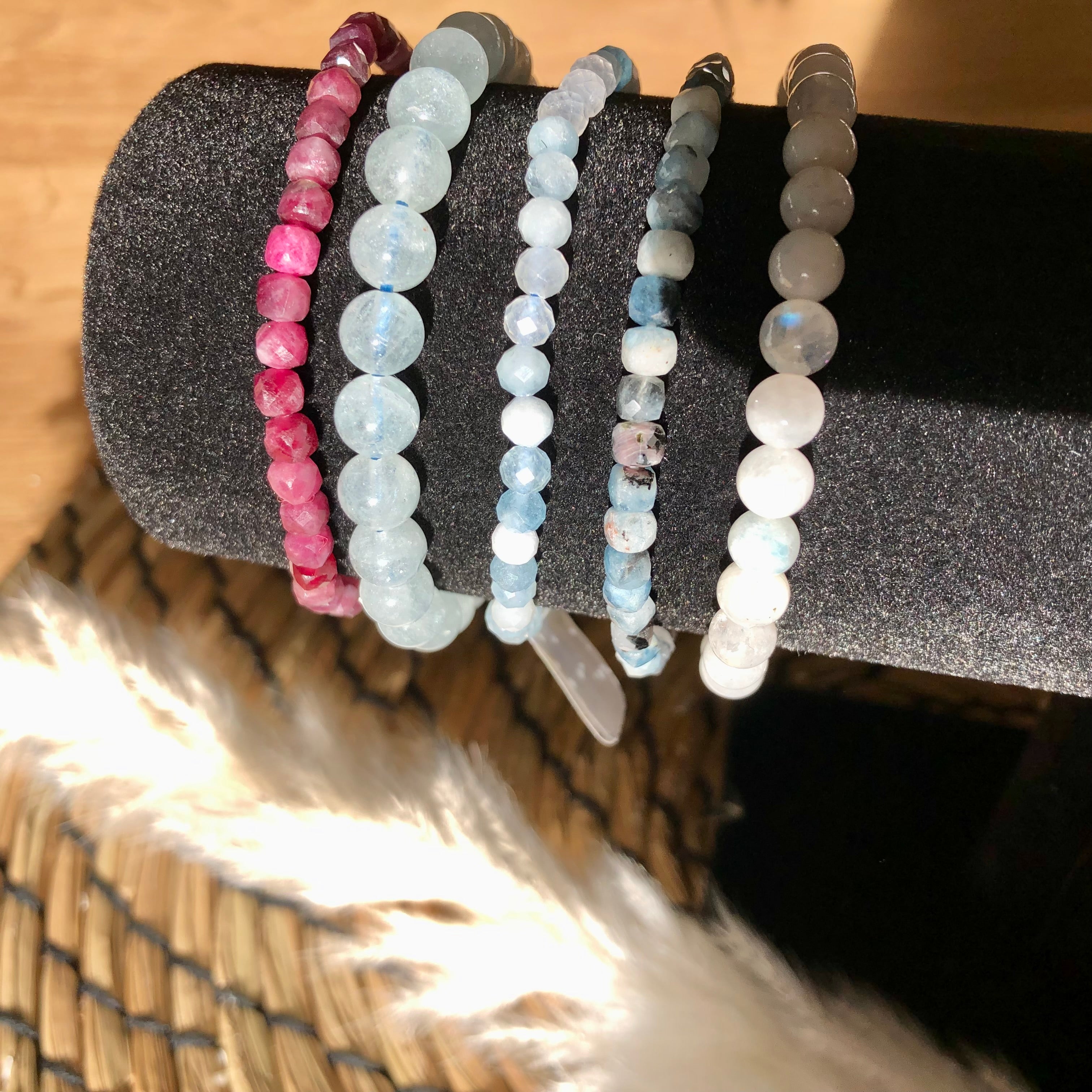 Regenbogen Mondstein Armband mit blauem Flash