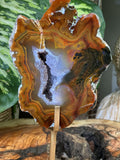 Achat Freiform mit Amethyst Druse auf Stand