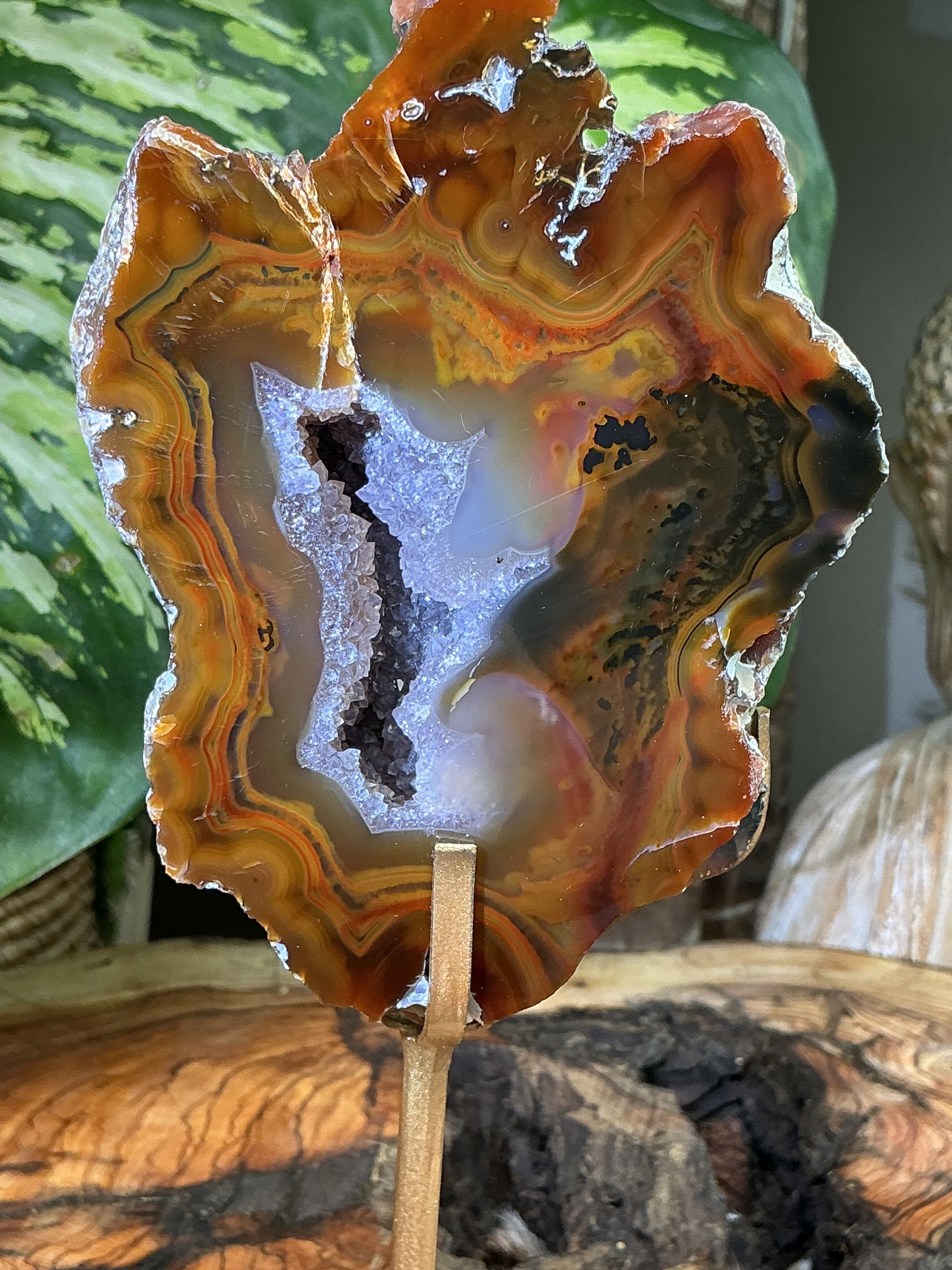 Achat Freiform mit Amethyst Druse auf Stand