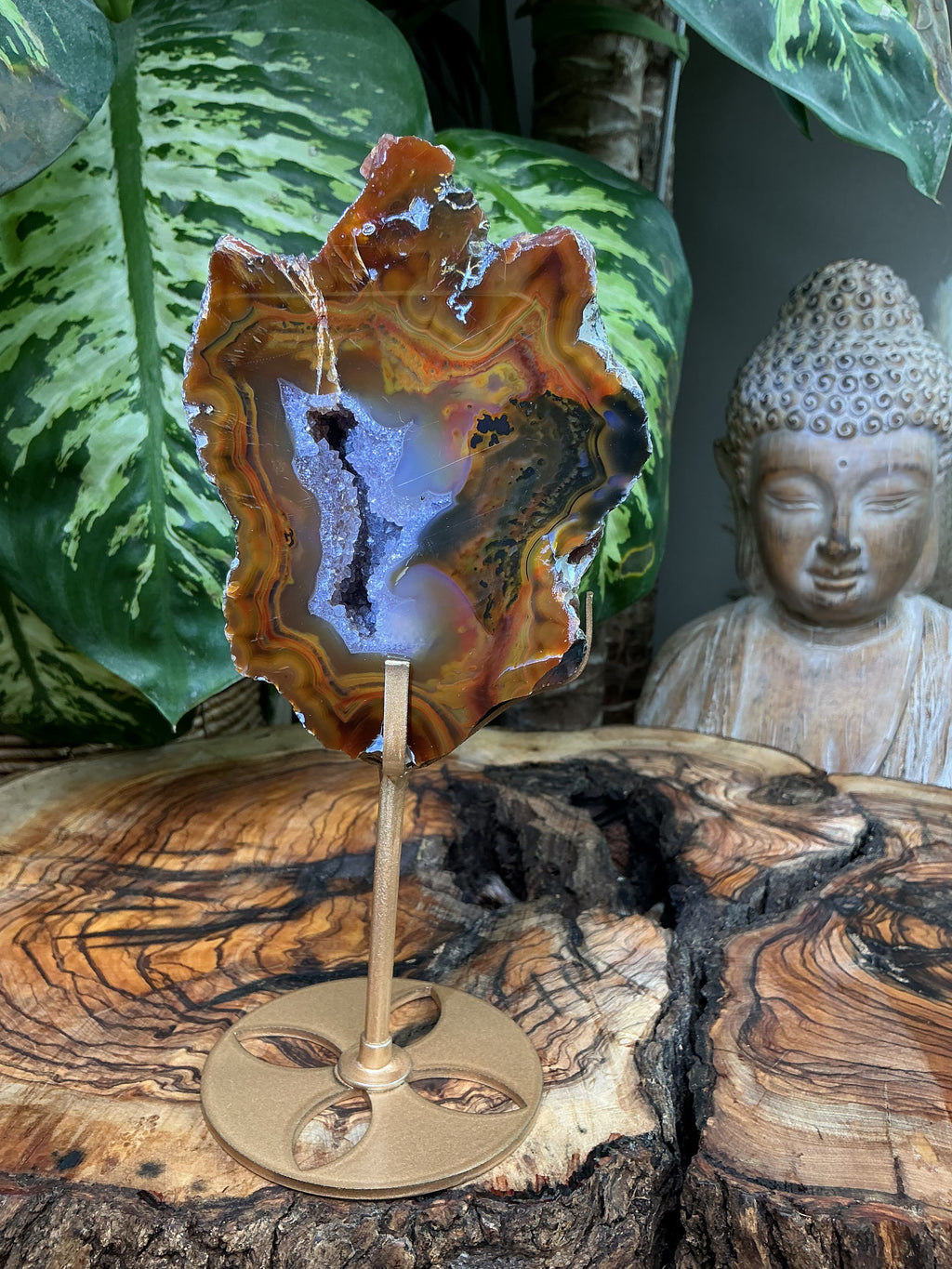 Achat Freiform mit Amethyst Druse auf Stand