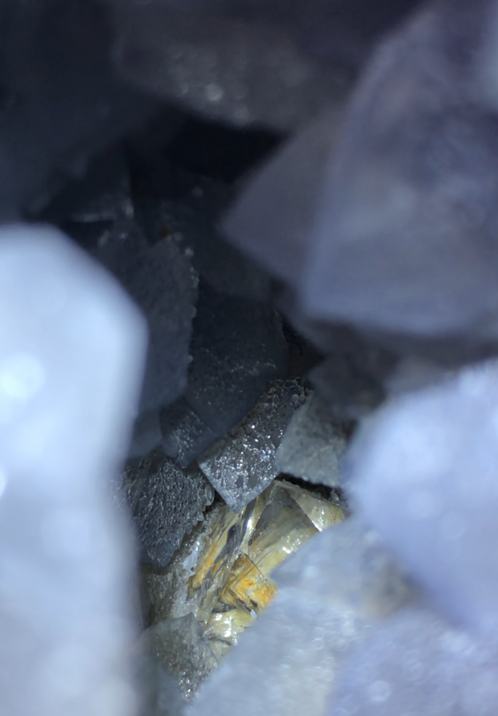 Amethyst Kathedrale mit Zuckerüberzug und Petroleum Quarz