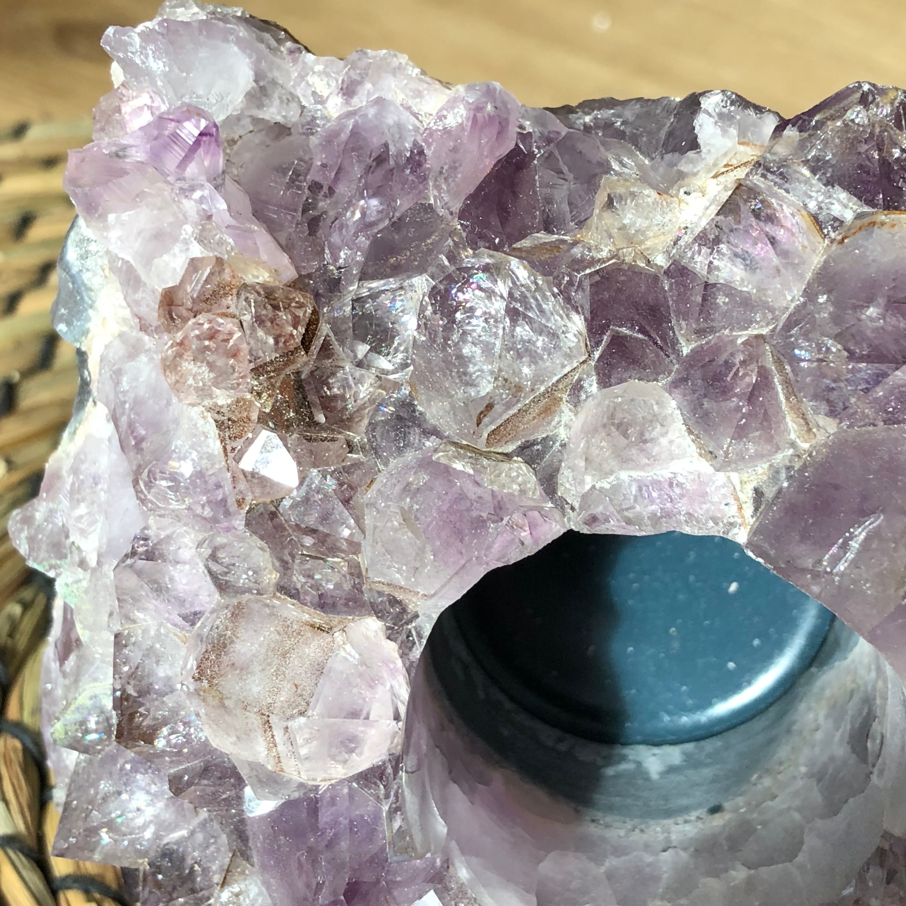 Amethyst Teelichthalter mit Clacitformation und Regenbögen