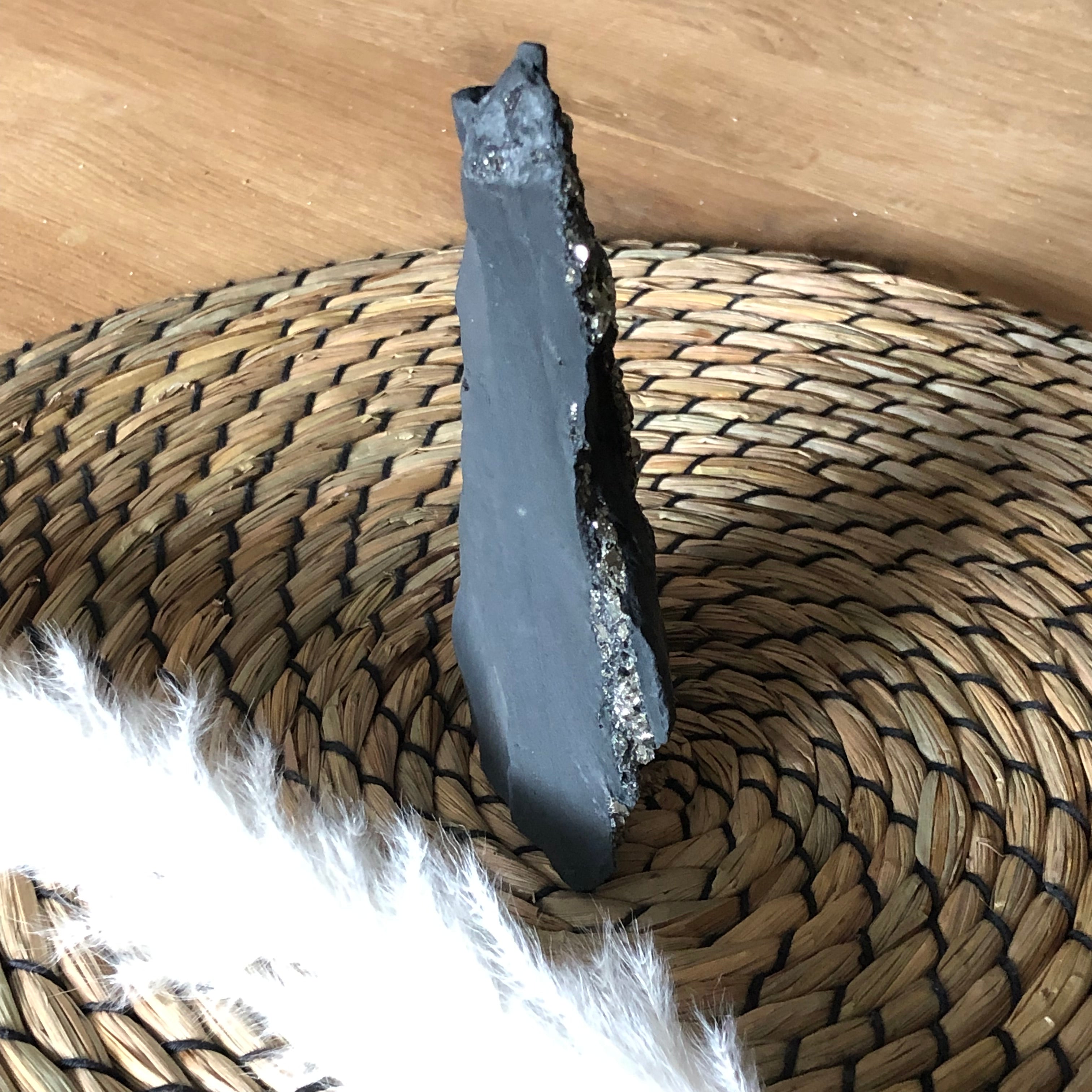 Schungit mit Pyrit freistehend Brasilien