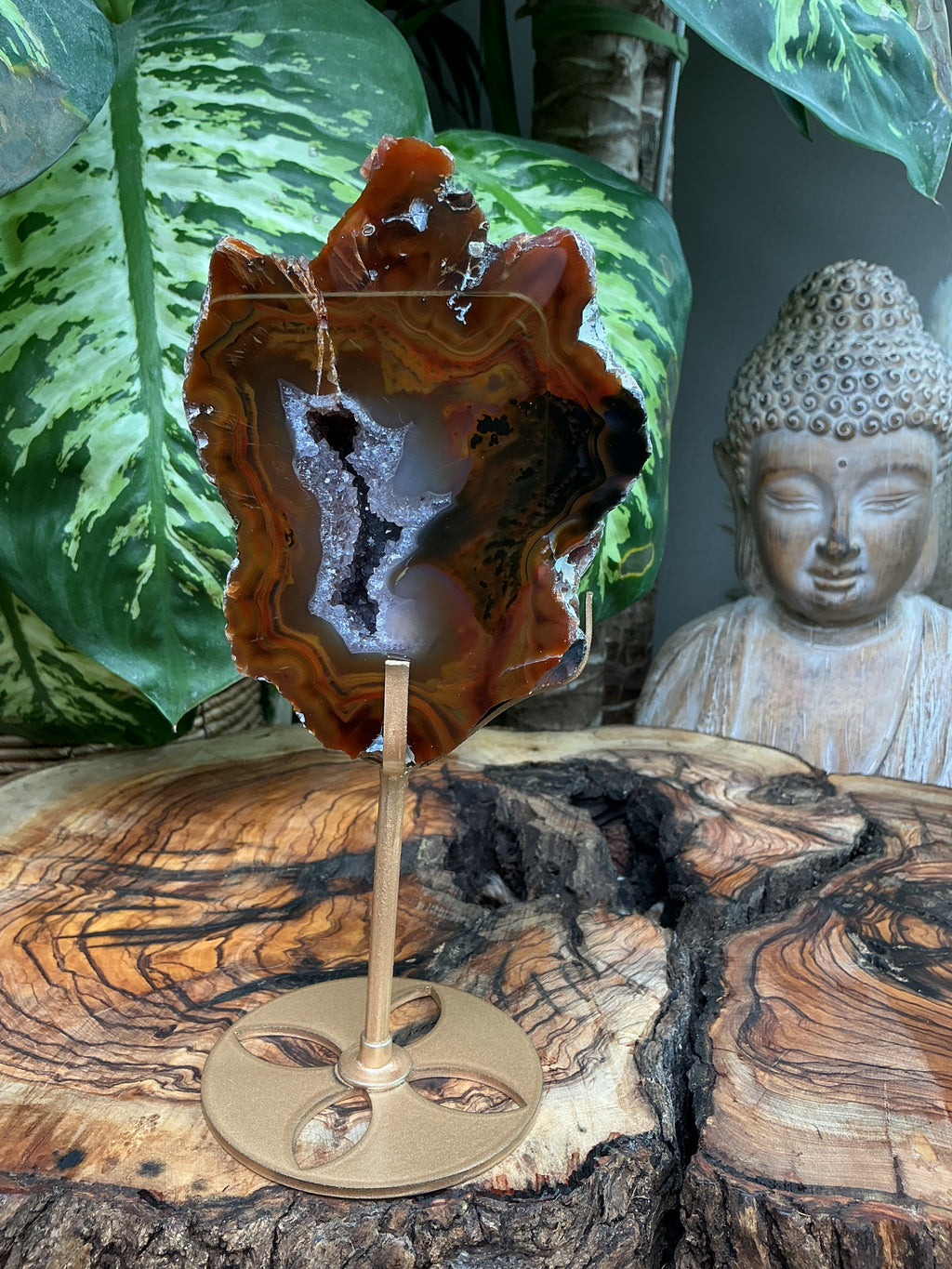 Achat Freiform mit Amethyst Druse auf Stand