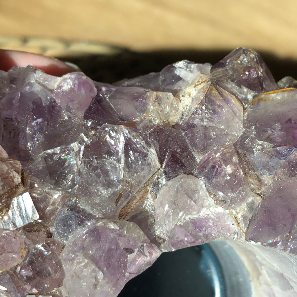 Amethyst Teelichthalter mit Clacitformation und Regenbögen