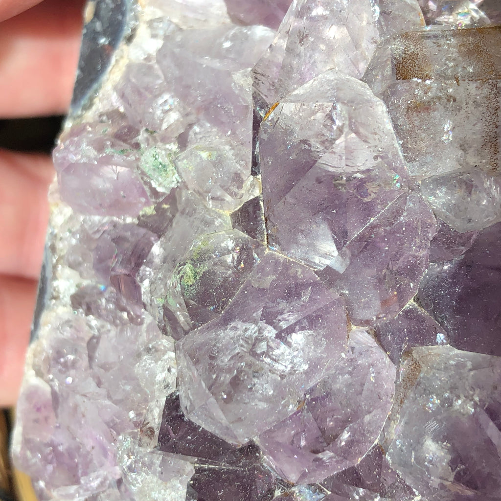 Amethyst Teelichthalter mit Clacitformation und Regenbögen