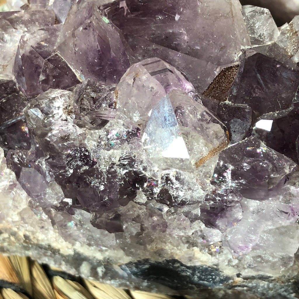 Amethyst Teelichthalter mit Clacitformation und Regenbögen