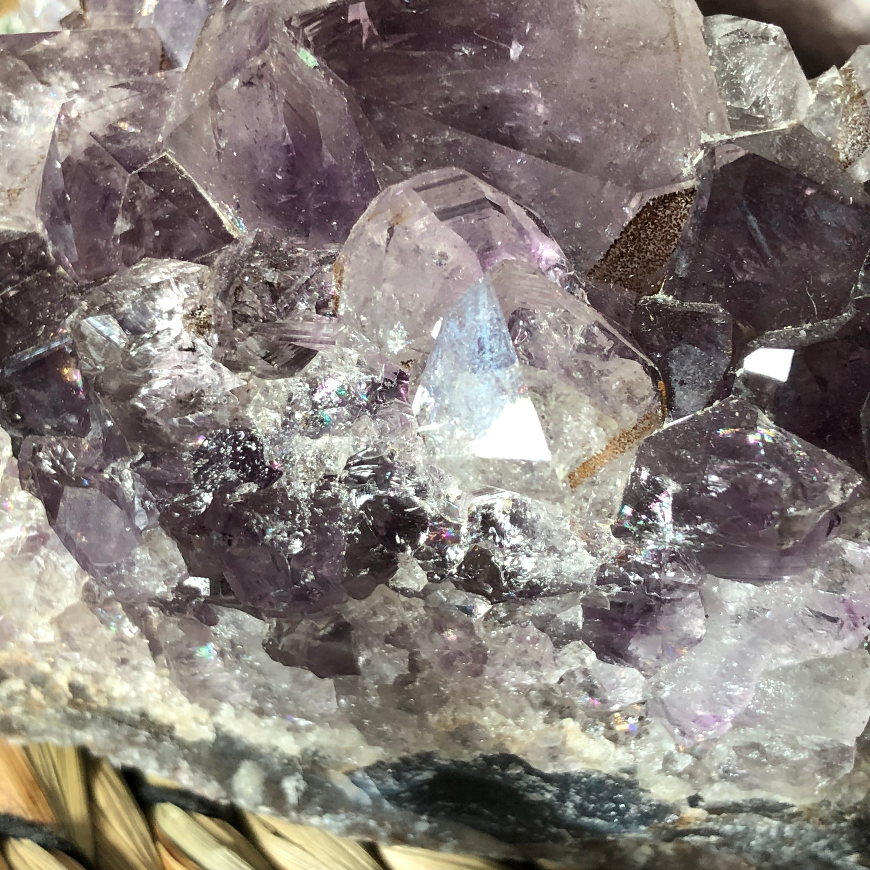 Amethyst Teelichthalter mit Clacitformation und Regenbögen