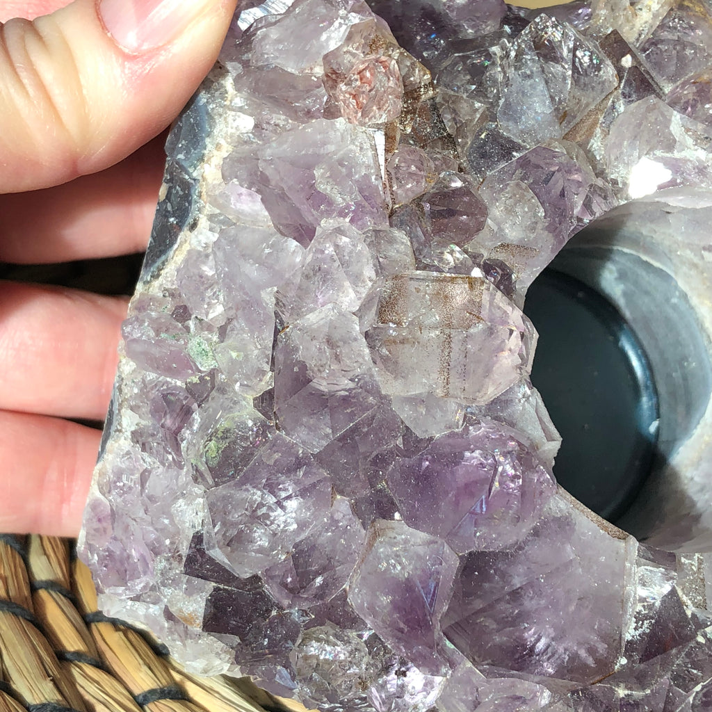 Amethyst Teelichthalter mit Clacitformation und Regenbögen