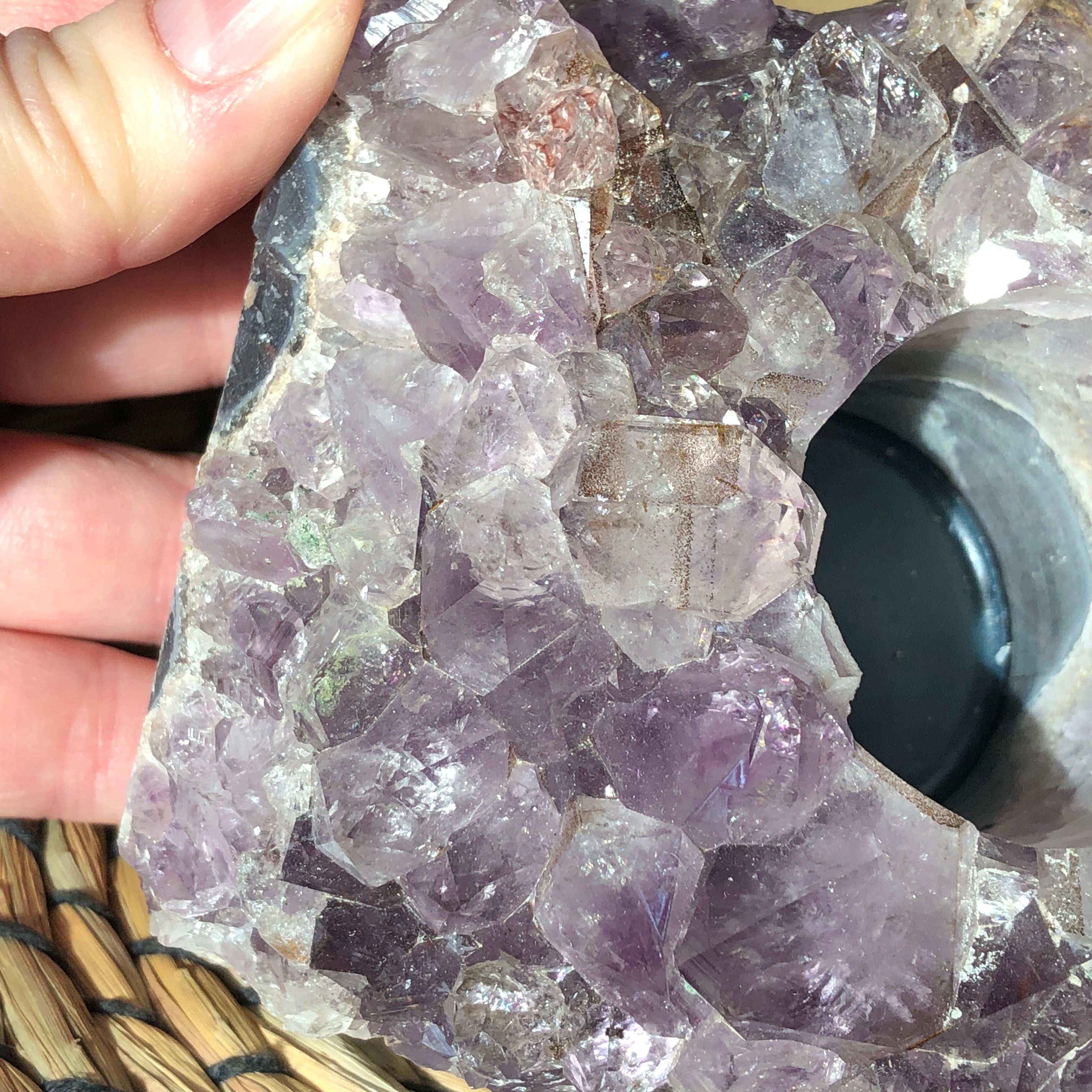 Amethyst Teelichthalter mit Clacitformation und Regenbögen