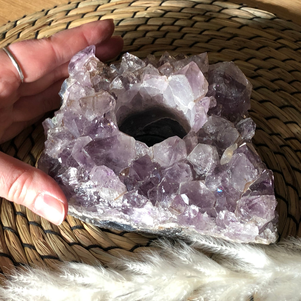 Amethyst Teelichthalter mit Clacitformation und Regenbögen