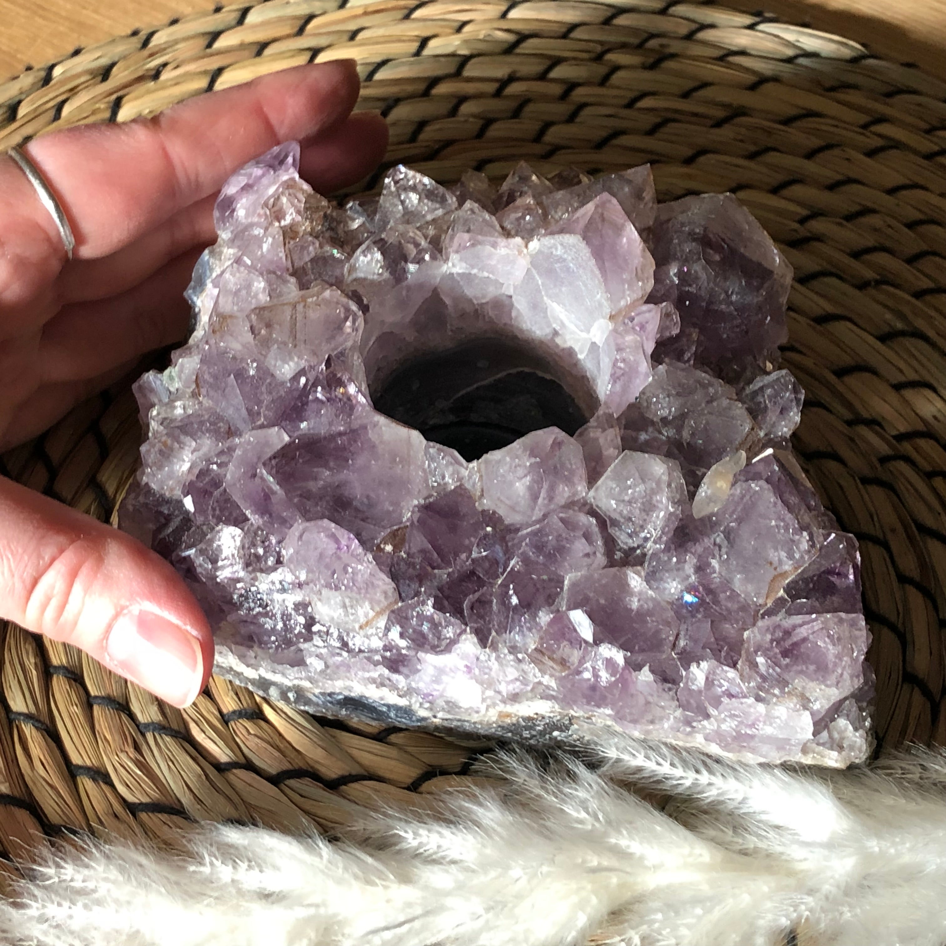 Amethyst Teelichthalter mit Clacitformation und Regenbögen