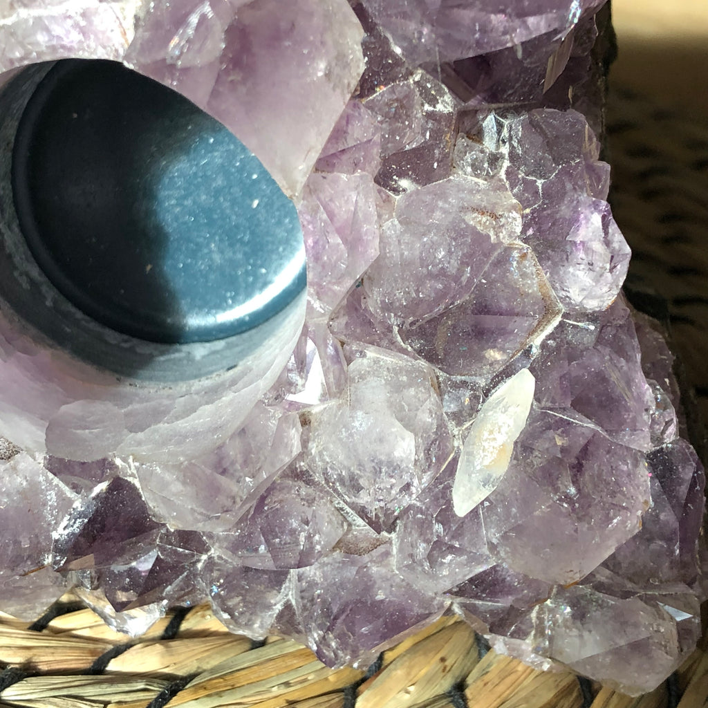 Amethyst Teelichthalter mit Clacitformation und Regenbögen