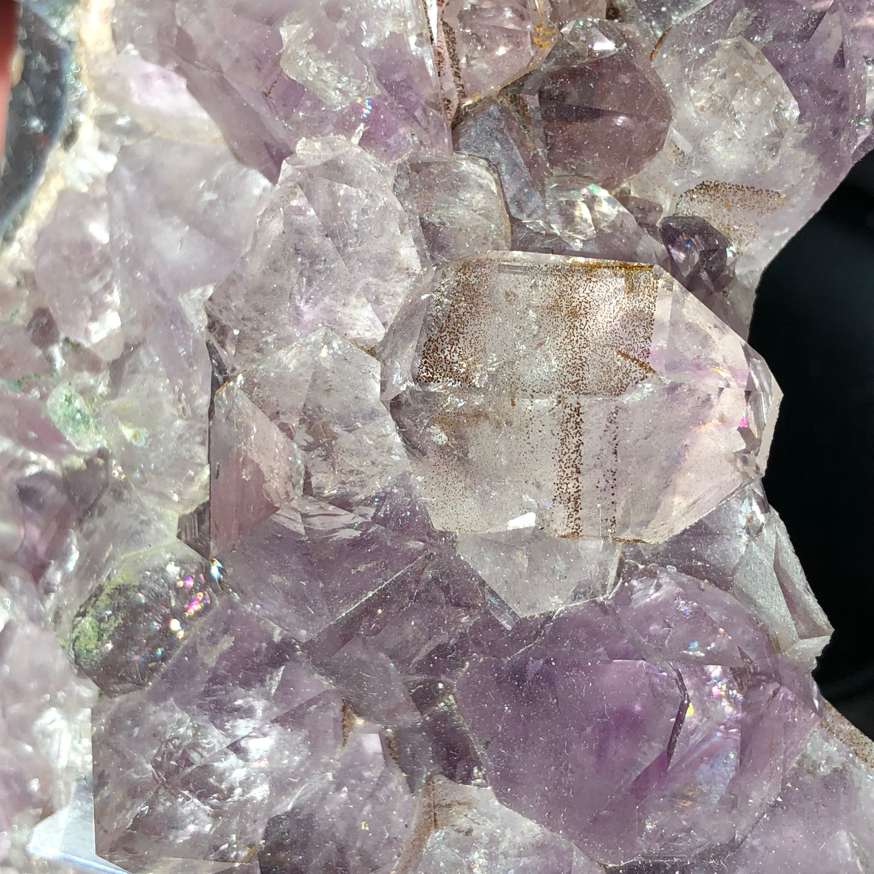 Amethyst Teelichthalter mit Clacitformation und Regenbögen