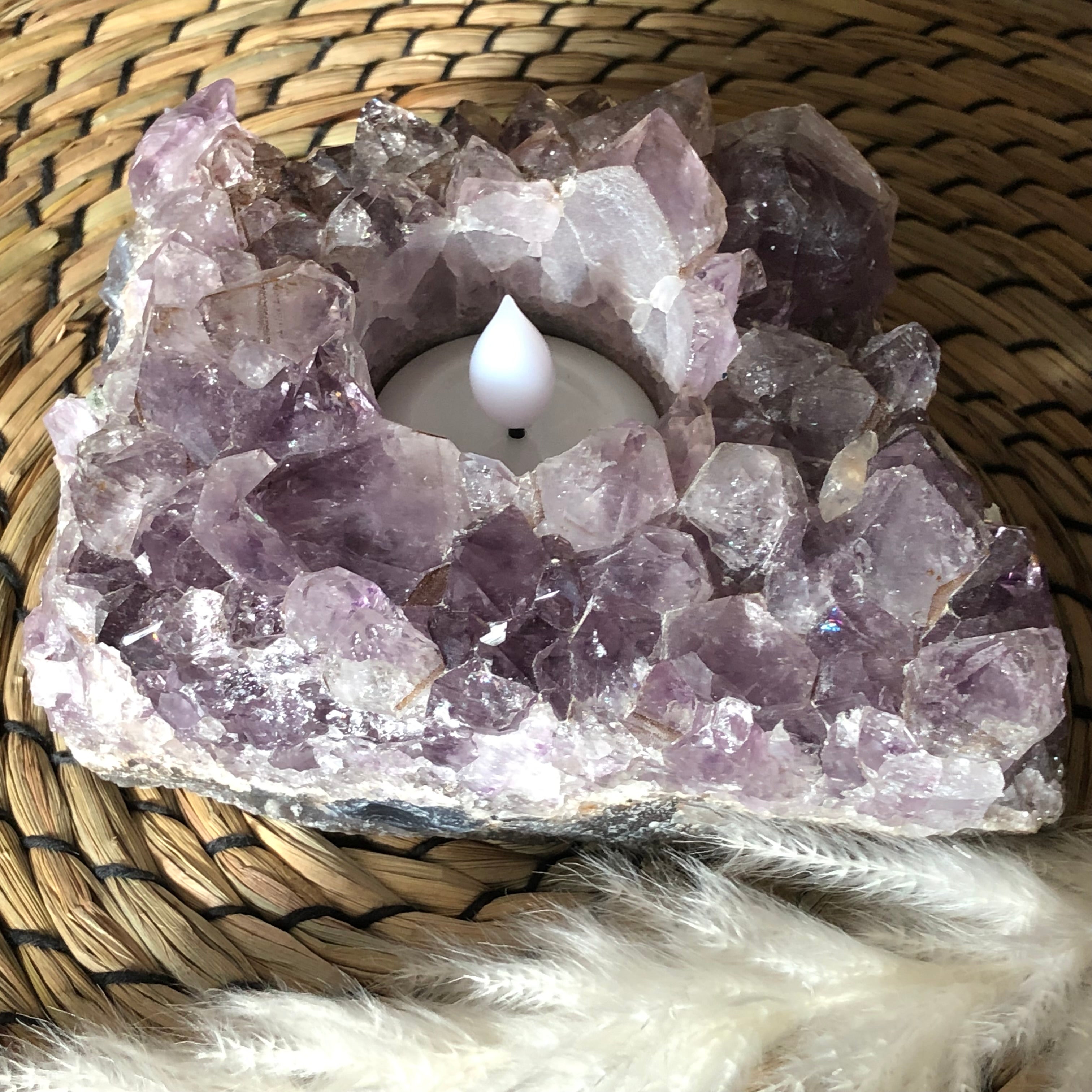 Amethyst Teelichthalter mit Clacitformation und Regenbögen