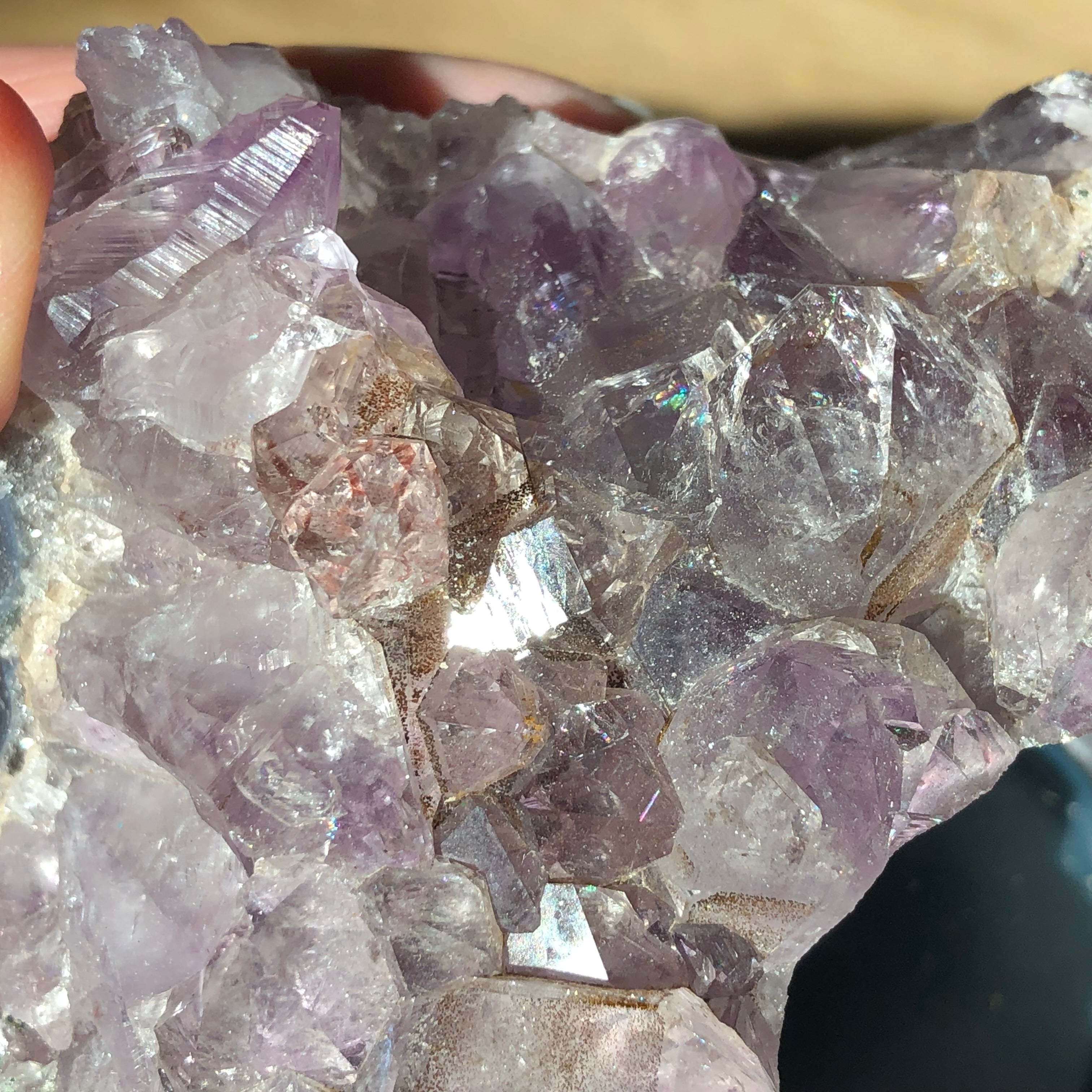Amethyst Teelichthalter mit Clacitformation und Regenbögen