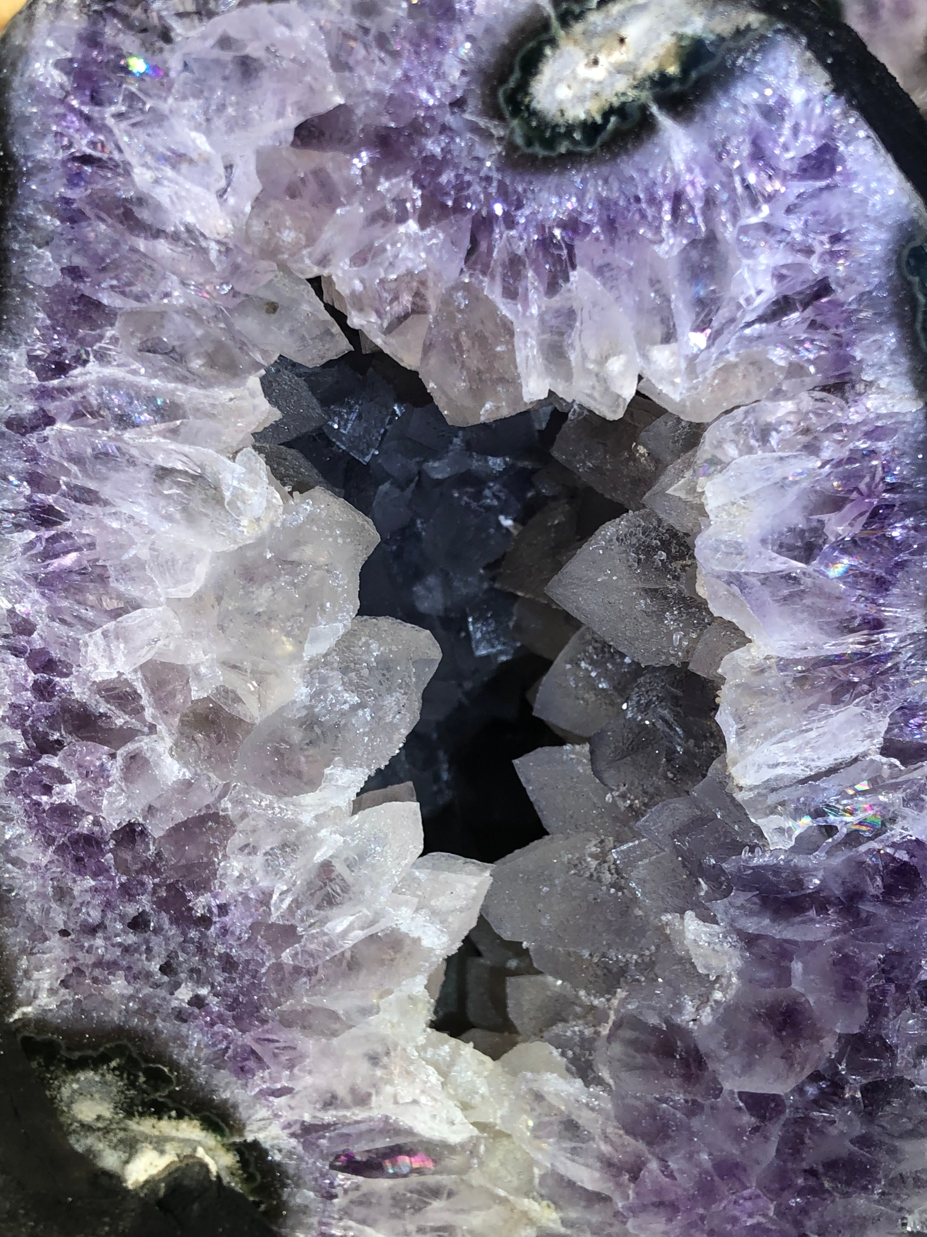 Amethyst Kathedrale mit Zuckerüberzug und Petroleum Quarz