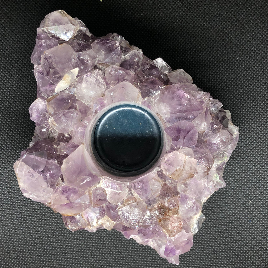 Amethyst Teelichthalter mit Clacitformation und Regenbögen
