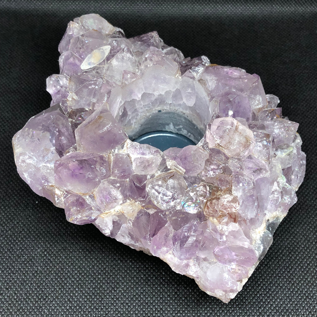 Amethyst Teelichthalter mit Clacitformation und Regenbögen
