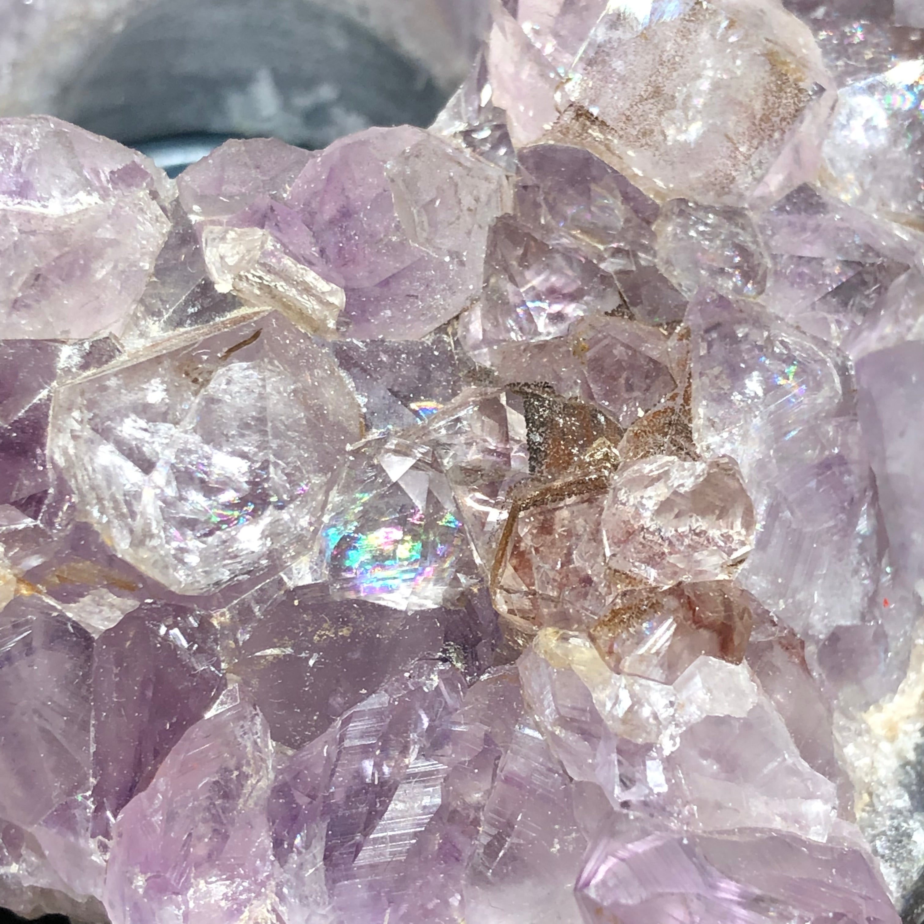 Amethyst Teelichthalter mit Clacitformation und Regenbögen