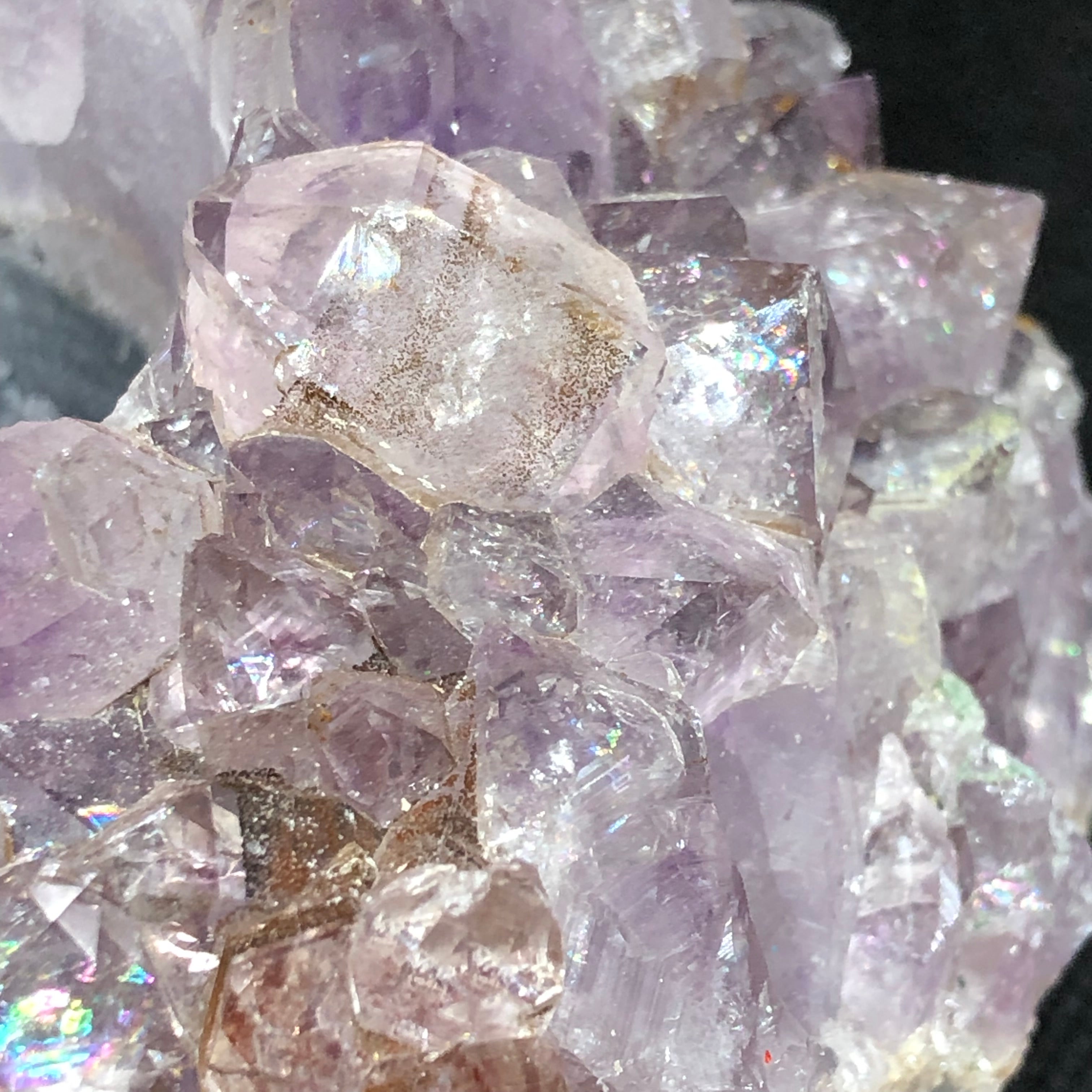 Amethyst Teelichthalter mit Clacitformation und Regenbögen