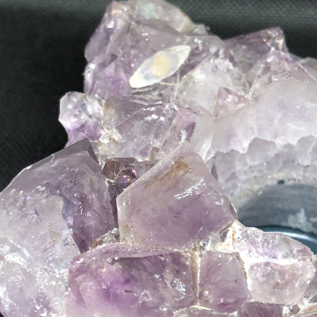 Amethyst Teelichthalter mit Clacitformation und Regenbögen