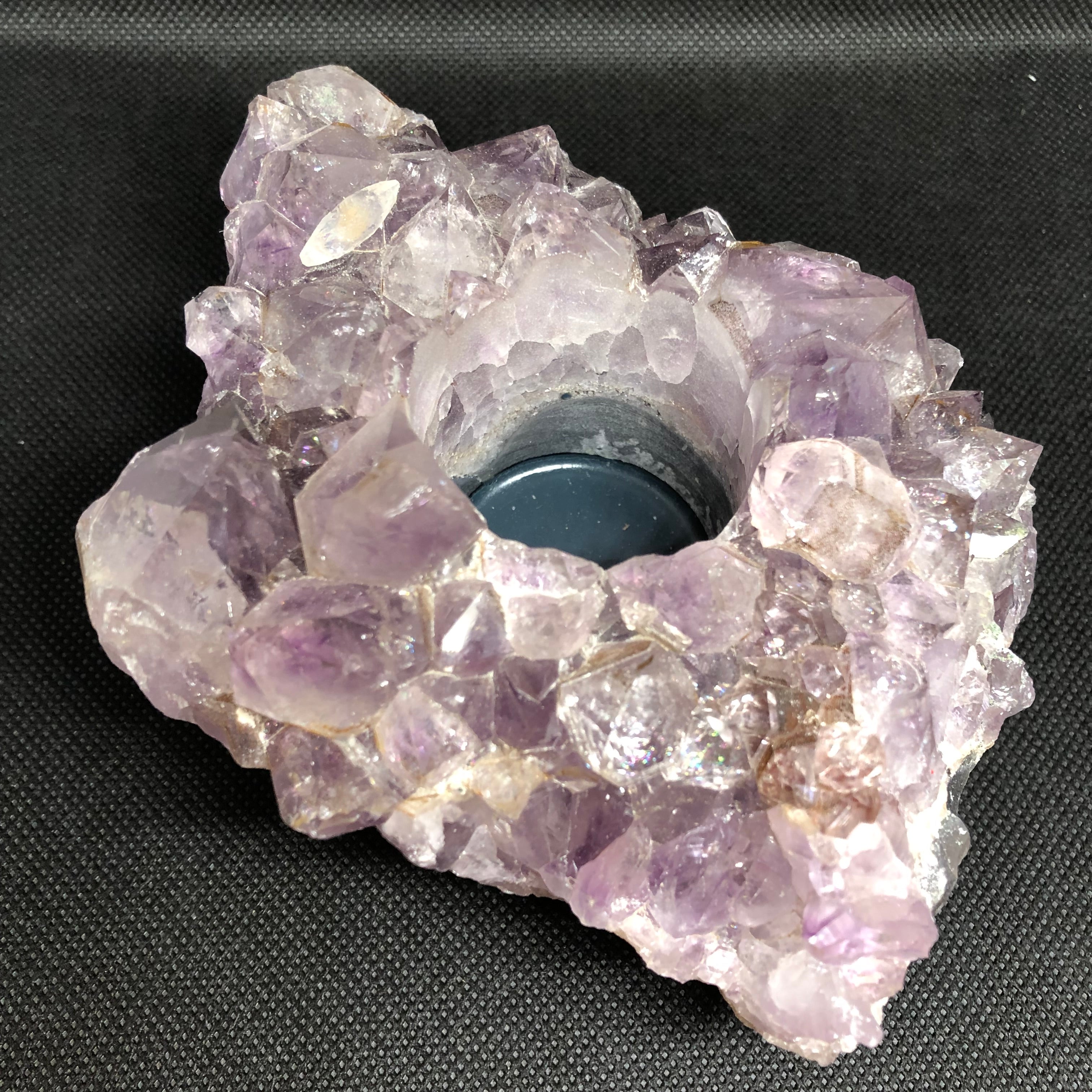 Amethyst Teelichthalter mit Clacitformation und Regenbögen
