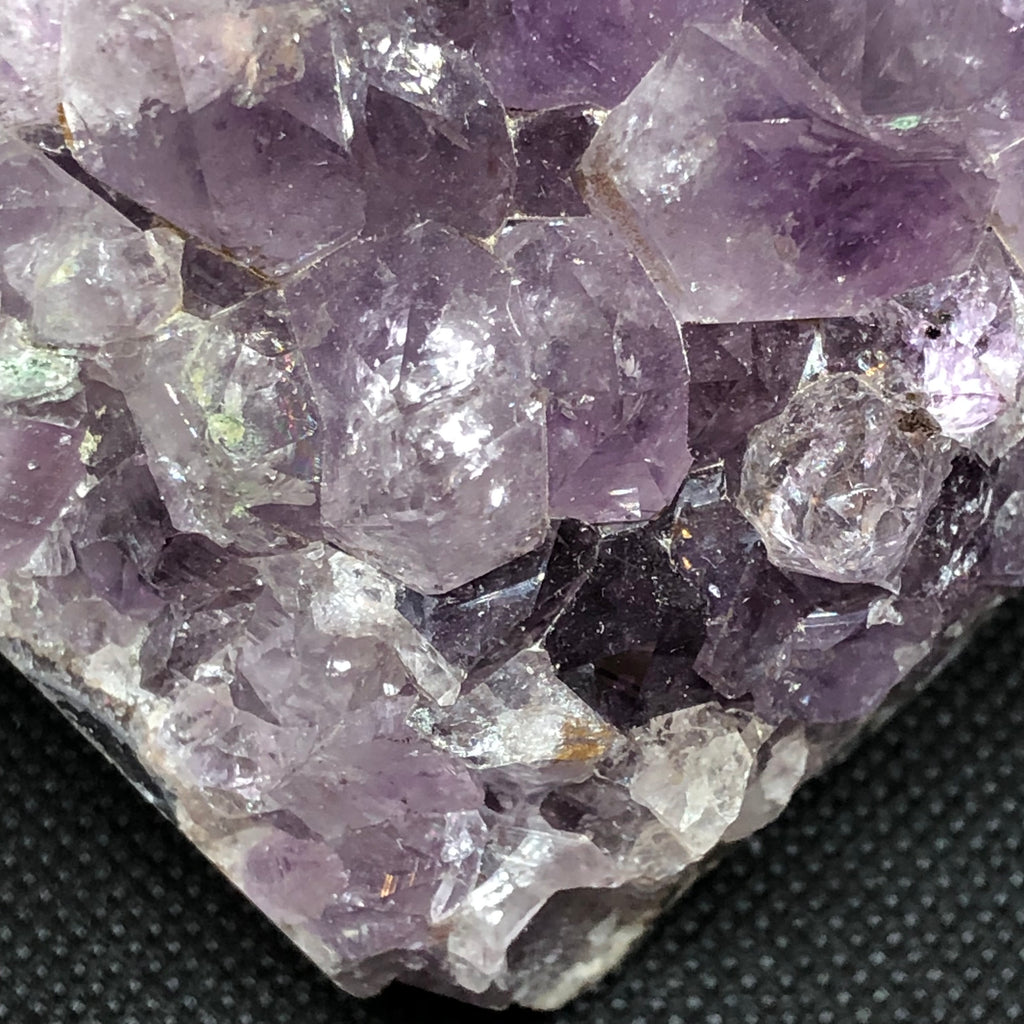 Amethyst Teelichthalter mit Clacitformation und Regenbögen