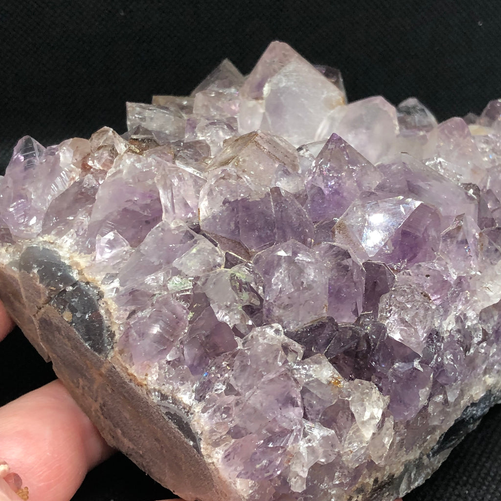Amethyst Teelichthalter mit Clacitformation und Regenbögen