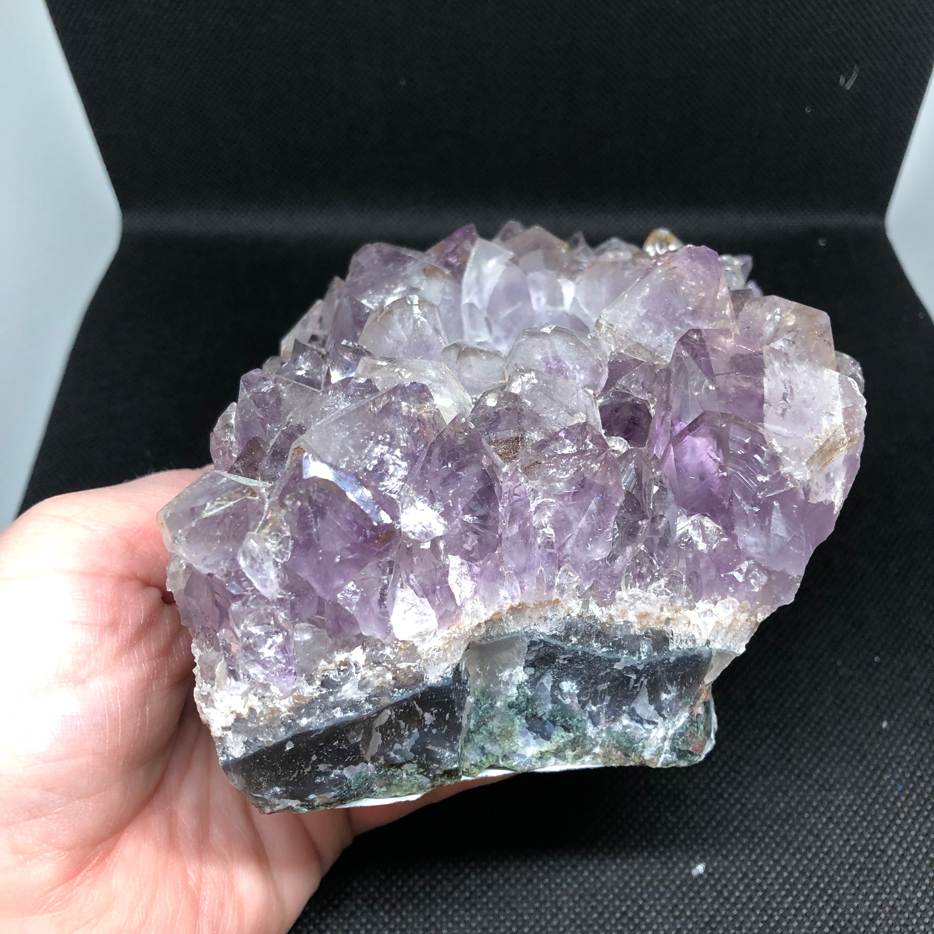 Amethyst Teelichthalter mit Clacitformation und Regenbögen