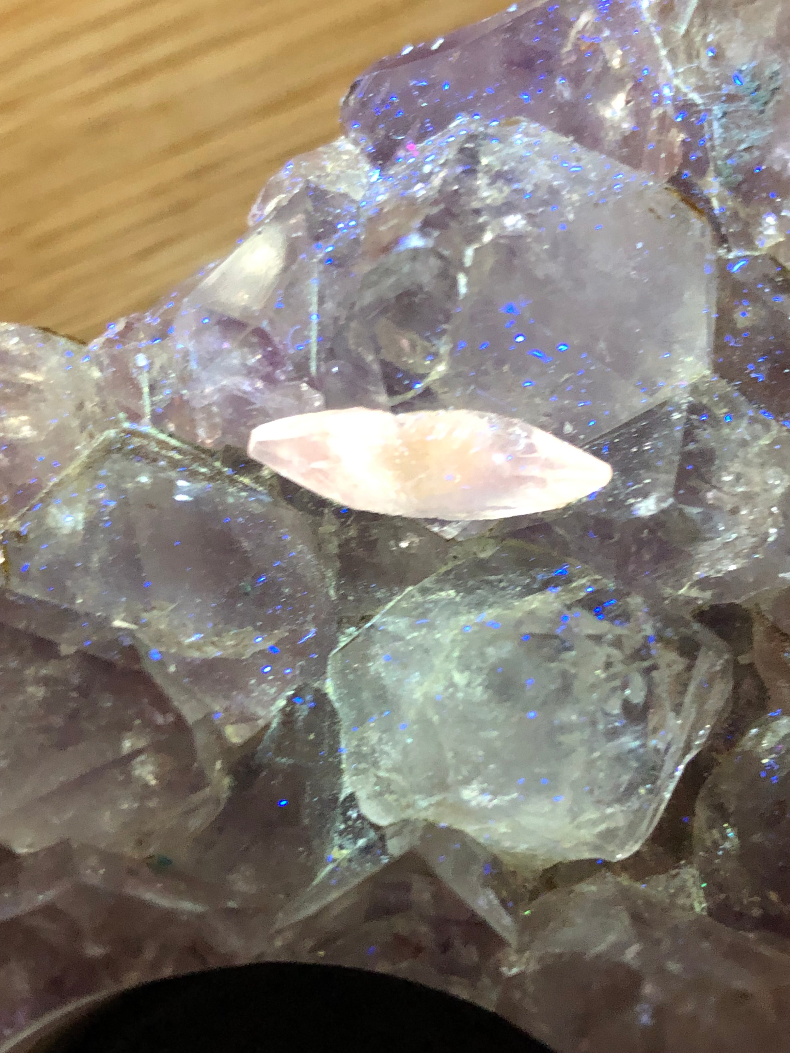 Amethyst Teelichthalter mit Clacitformation und Regenbögen